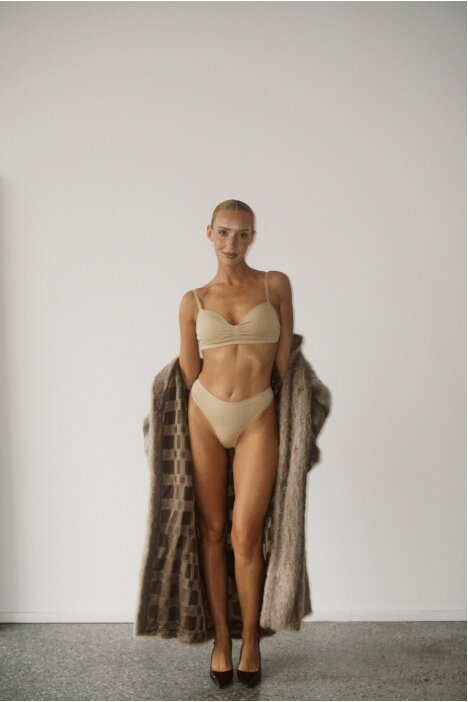 Orcanta „Ensemble Essentiel“  Lingerie Tanga Model Nude Colour Bra