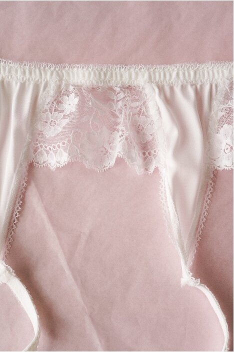 Vintage Laces Suspender Belt Size S